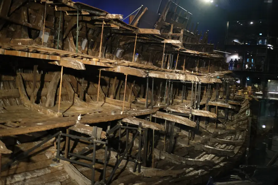 The surviving timber hull of the Mary Rose inside the ship hall at Portsmouth